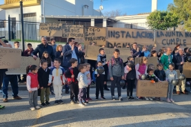 Globos negros como símbolo del presente del CEIP Guadalete